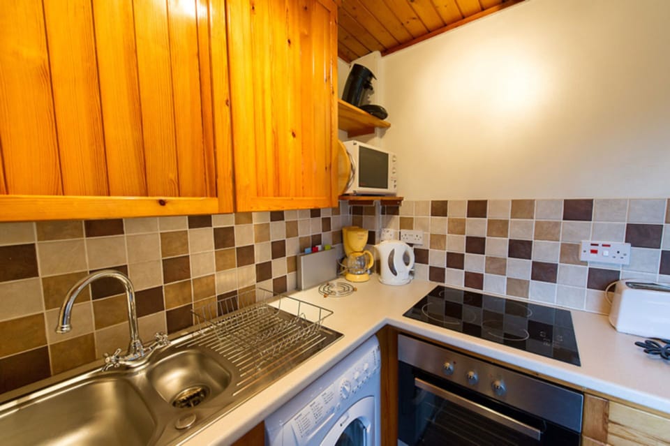 Chalet | Bathroom | Combined shower/tub, deep soaking tub, hair dryer, towels