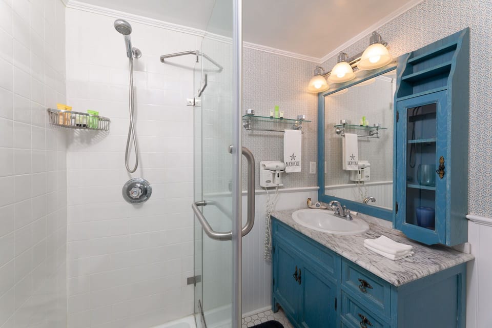 Beach Room | Bathroom | Shower, hydromassage showerhead, hair dryer, bathrobes