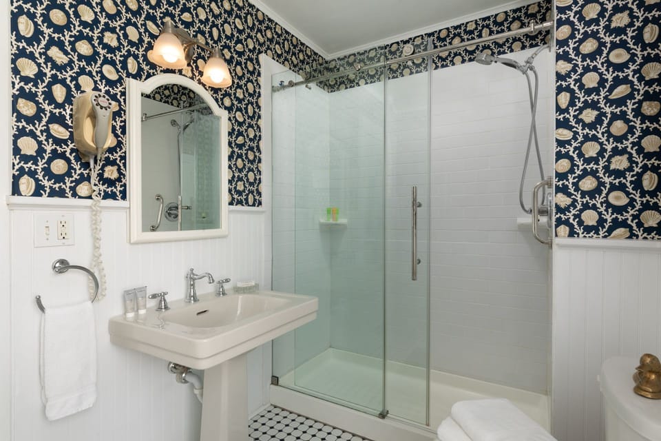 Seashell | Bathroom | Shower, hydromassage showerhead, hair dryer, bathrobes