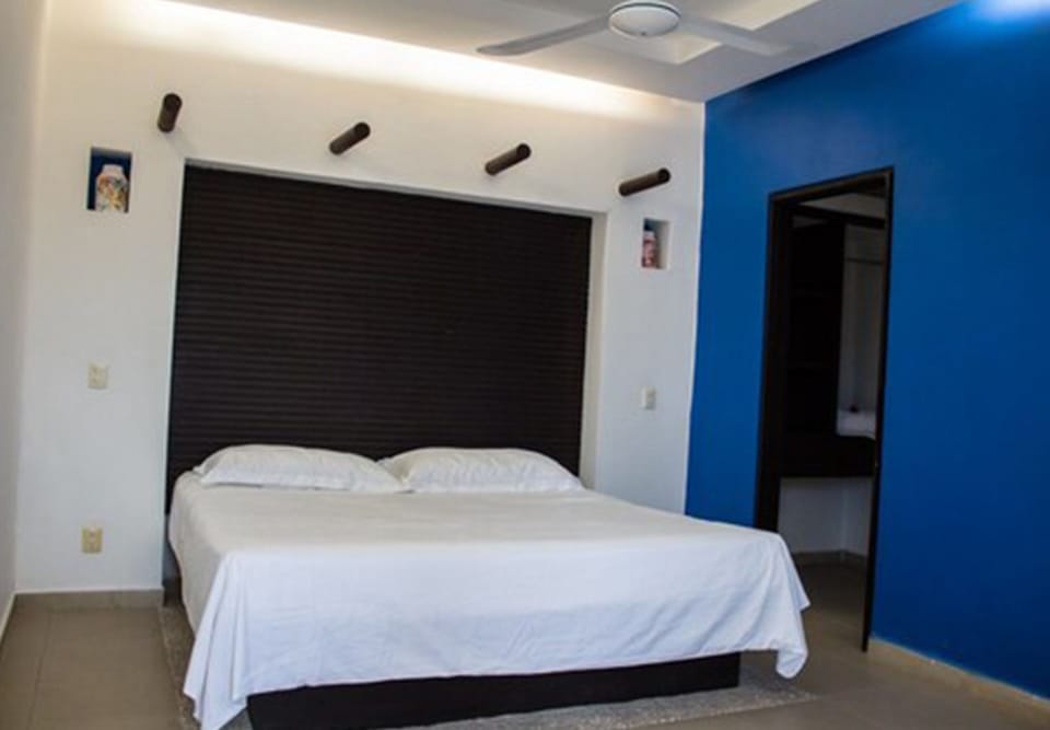 Standard Room, 1 King Bed, Pool View, Garden Area | Down comforters, bed sheets