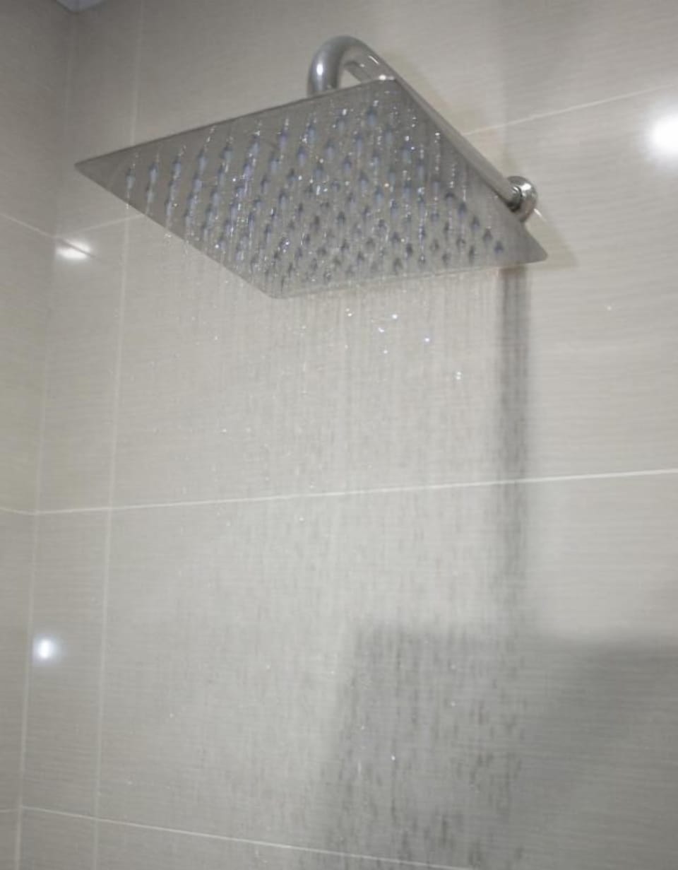 Family Quadruple Room | Bathroom shower