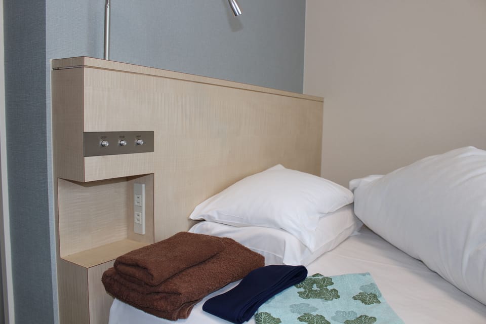 Single Room, Smoking, Ensuite | Down comforters, in-room safe, desk, iron/ironing board
