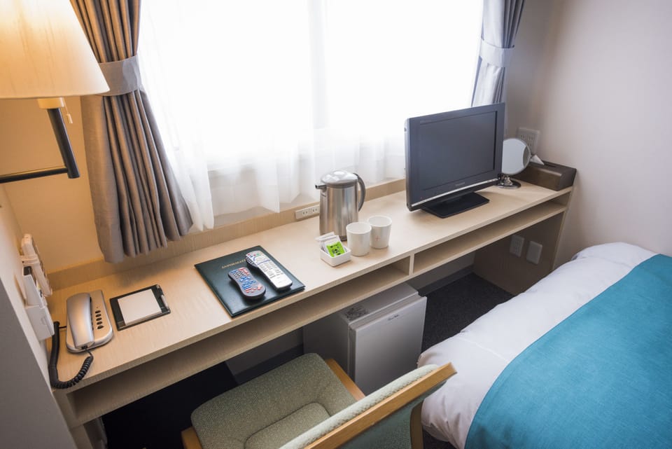 Single Room, Smoking, Ensuite | Down comforters, in-room safe, desk, iron/ironing board