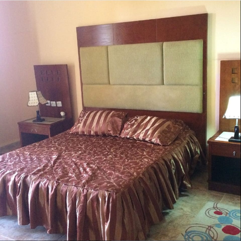 Executive Suite | Desk, blackout drapes, WiFi (free), bed sheets
