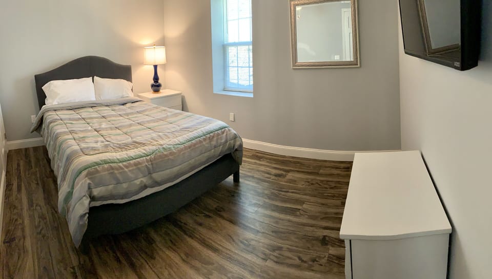 Bedroom 4 (1 Queen Bed)