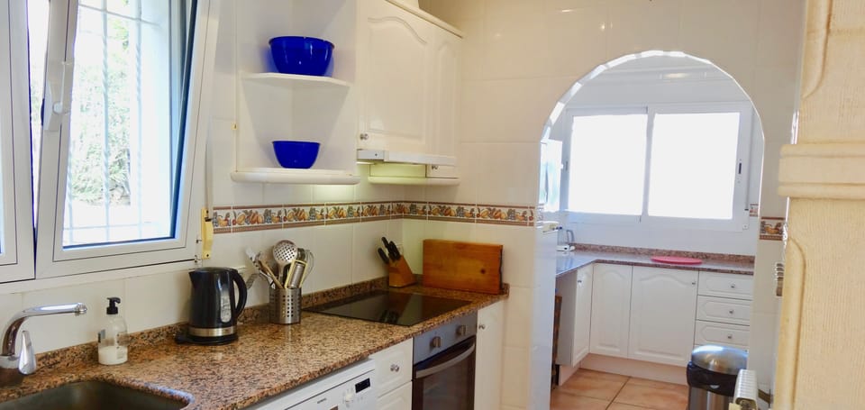 Fully fitted kitchen with diswasher