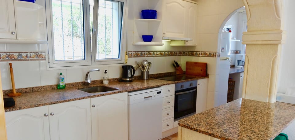 Oven hob, extractor, microwave, fridge freezer, dishwasher, washing machine