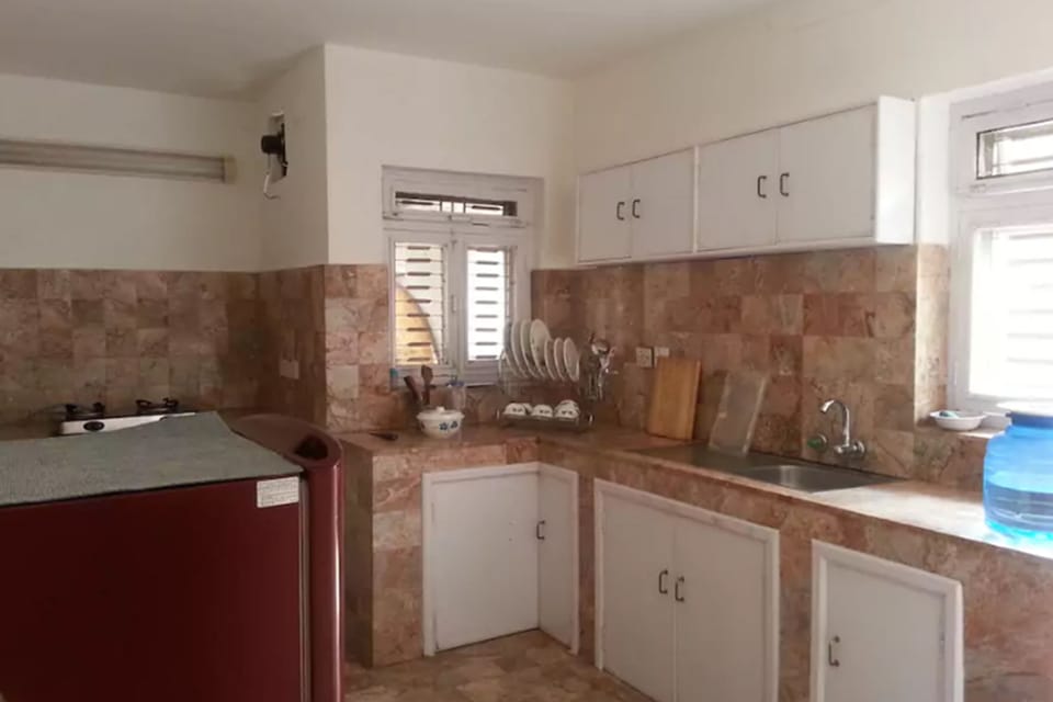 Deluxe Room | Private kitchen | Fridge, microwave