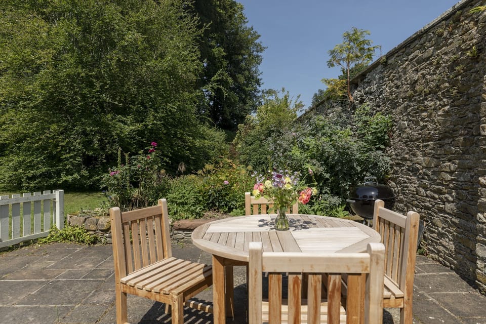 Garden Cottage, Teviot Bank - the patio and barbecue