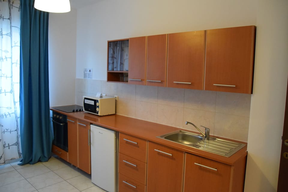 Standard Studio | Private kitchenette | Fridge, microwave