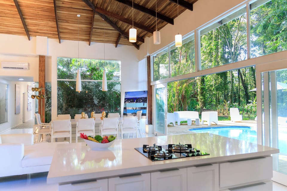 Villa Paparazzi Offsite (1 km from hotel) | Living area | Smart TV