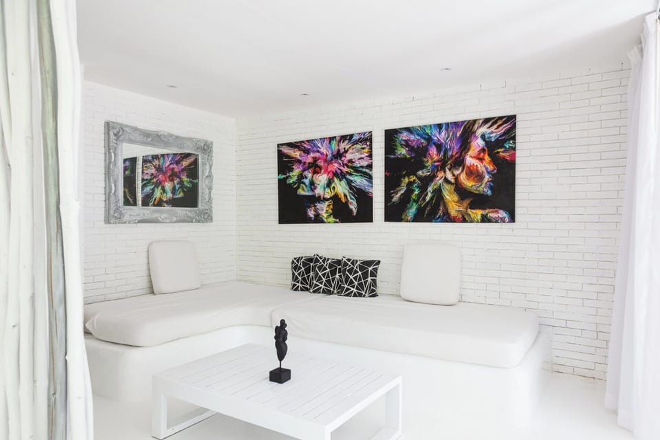 Suite Ocean Front | Living area | Smart TV