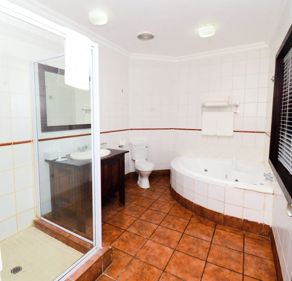 Junior Suite, 1 King Bed with Sofa bed | Bathroom | Shower, hair dryer, towels