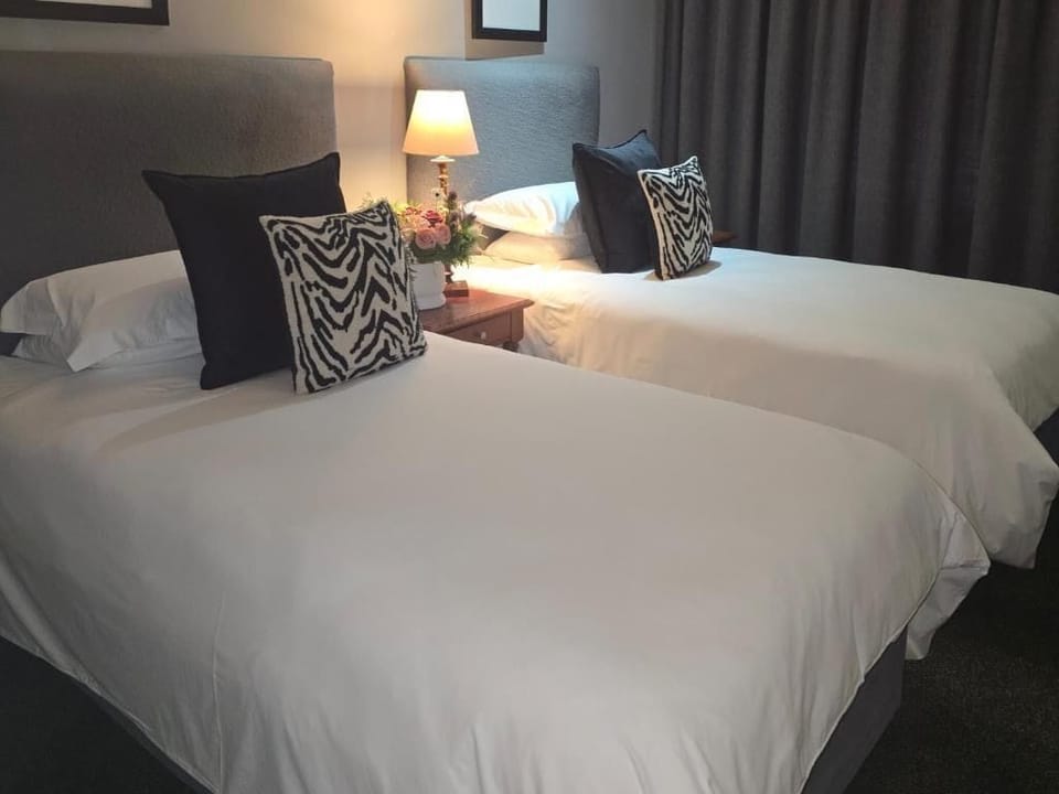 Room, 2 Twin Beds | In-room safe, individually decorated, desk, soundproofing