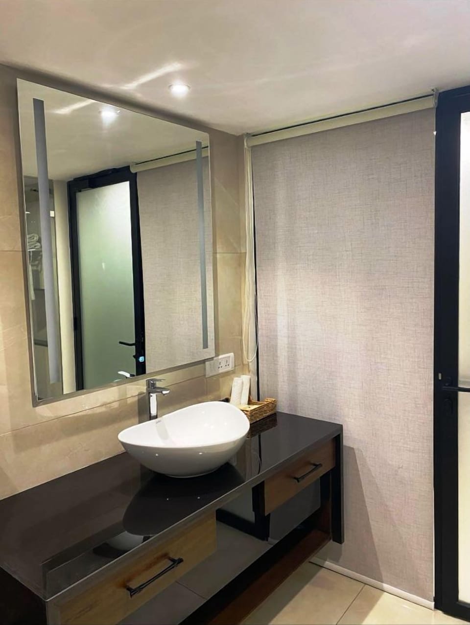 Lifestyle Suite | Bathroom | Free toiletries, hair dryer, towels, soap