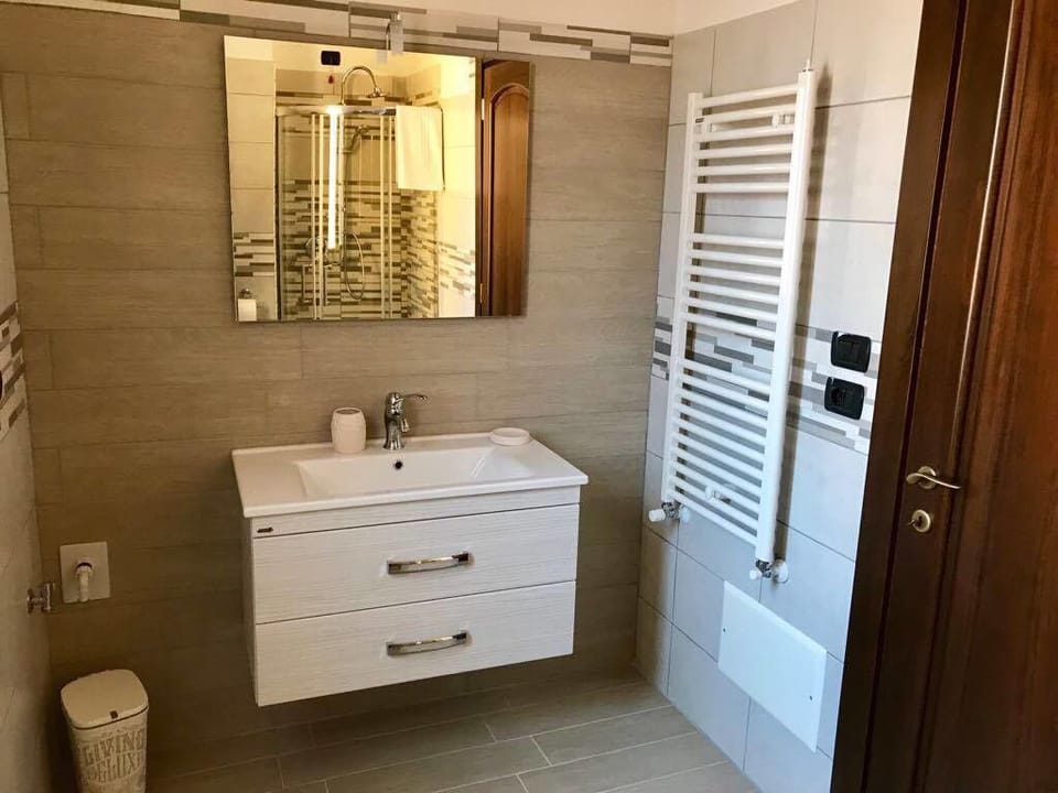 Premium bedding, minibar, desk, free WiFi