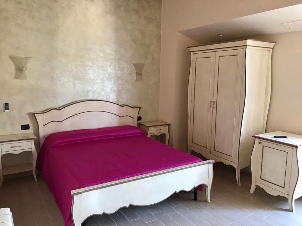Double Room, Private Bathroom (Charme) | Premium bedding, minibar, desk, free WiFi