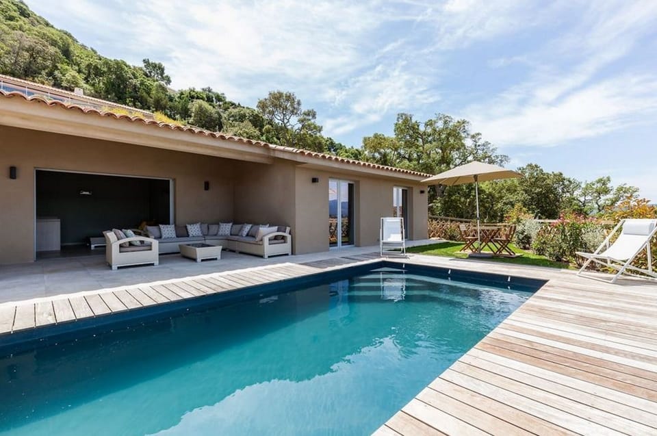PRIVATE SWIMMING-POOL