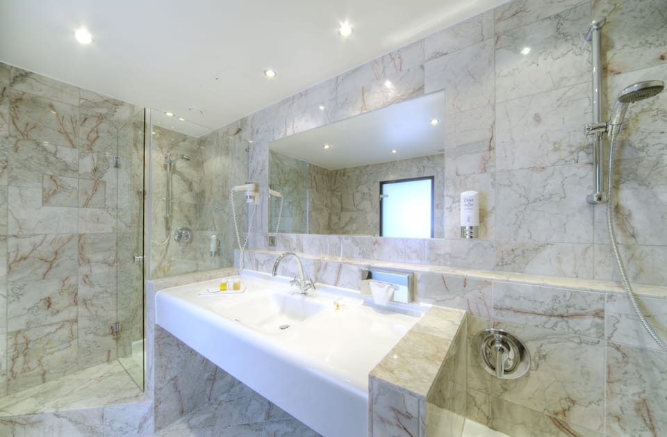 Junior Suite | Bathroom | Combined shower/tub, free toiletries, hair dryer, towels