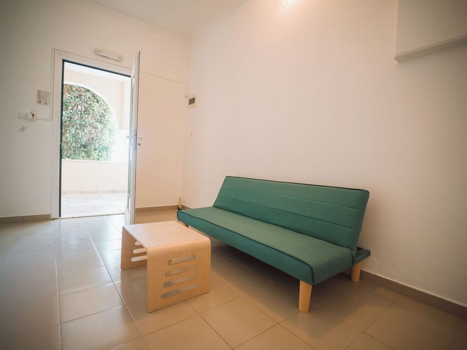 Standard Twin Room, 1 Bedroom | Living area | 24-inch flat-screen TV with digital channels, LCD TV