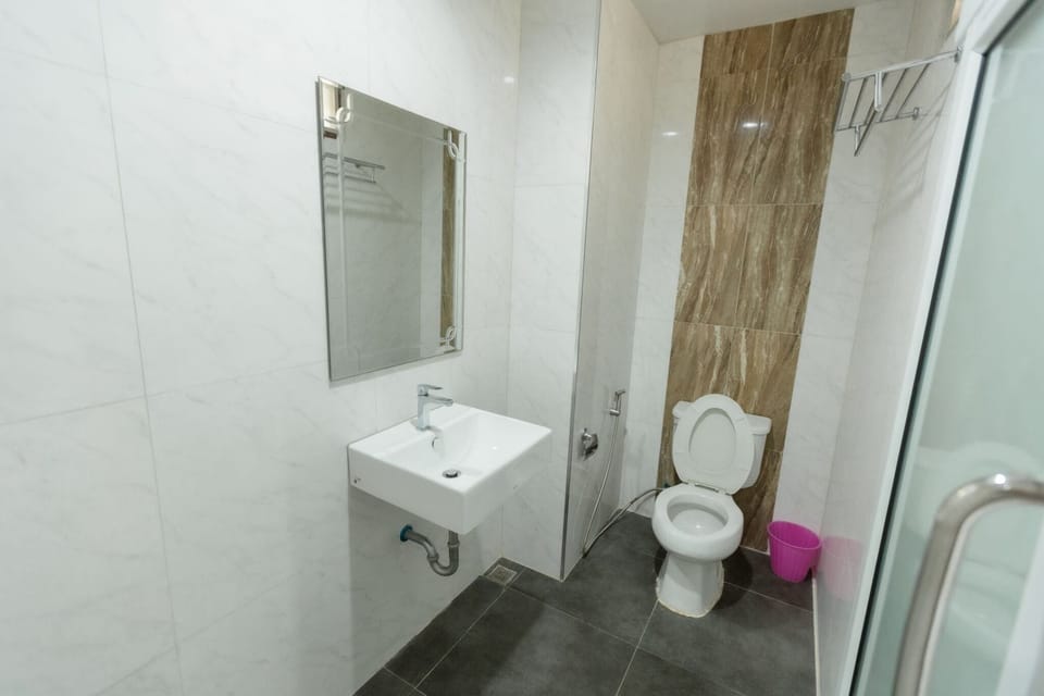 Standard Room | Bathroom | Shower, free toiletries, towels