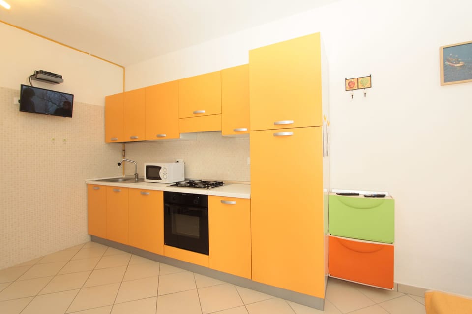 Classic Apartment, 1 Bedroom | Private kitchen | Full-size fridge, oven, stovetop, cookware/dishes/utensils