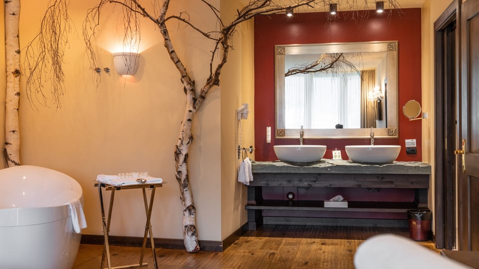 Deluxe Suite (Suite Lodge) | Bathroom | Free toiletries, hair dryer, towels