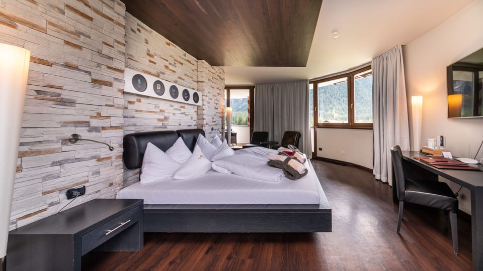 Deluxe Suite (Suite Lodge) | In-room safe, desk, soundproofing, free WiFi