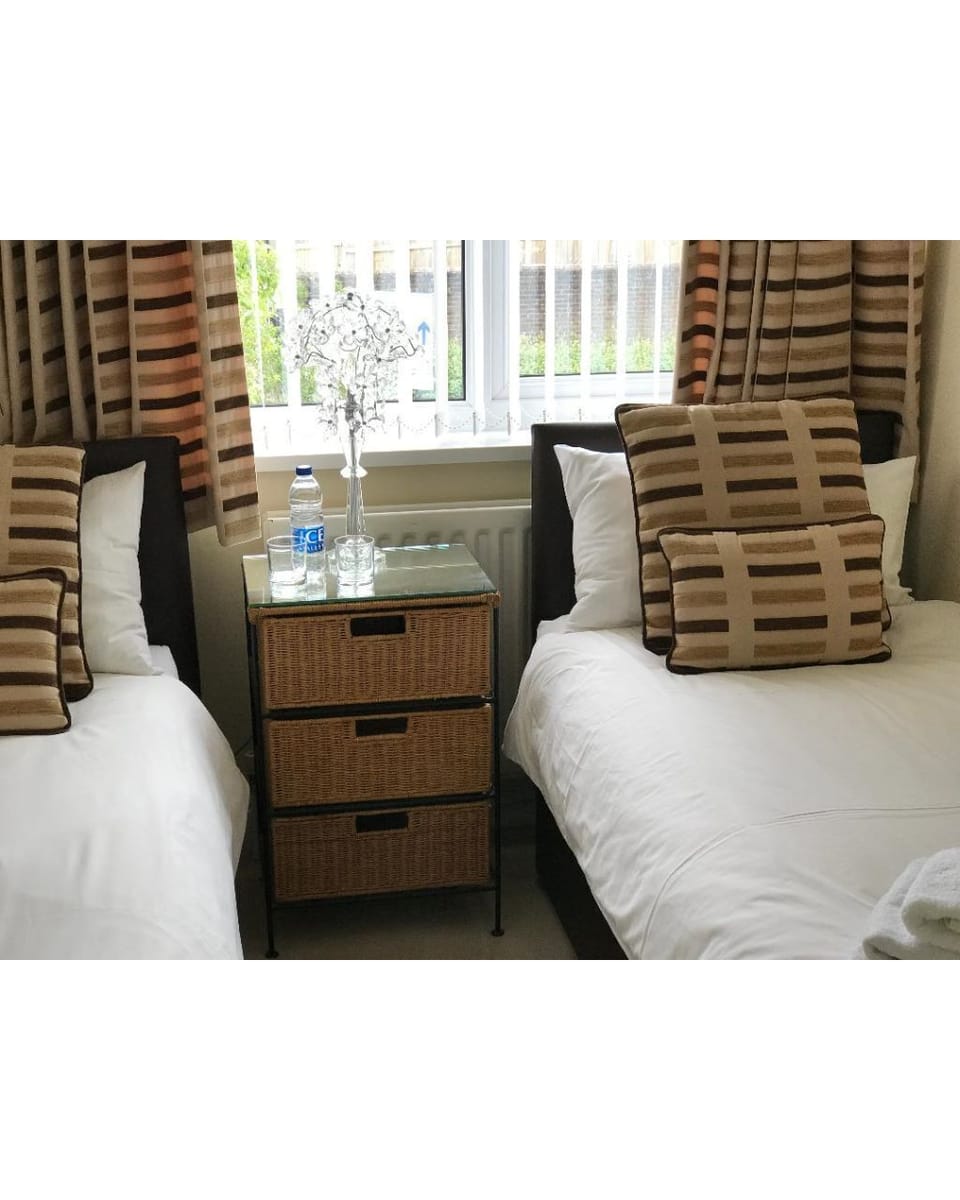 Twin Room, Private Bathroom (Compact Room) | 1 bedroom