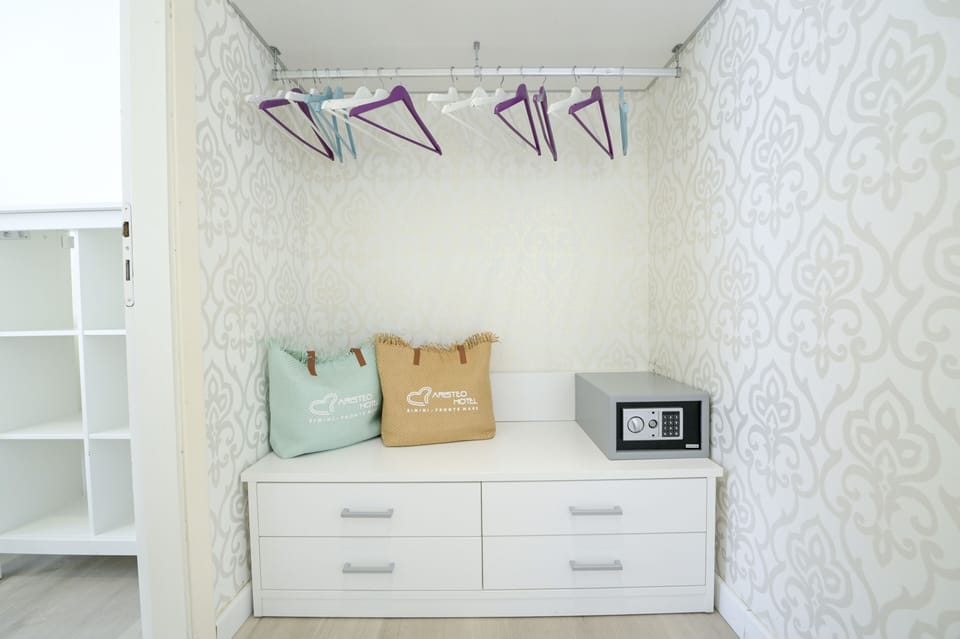 Panoramic Suite, Sea View | In-room safe, individually decorated, individually furnished