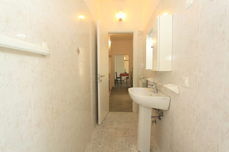 Classic Apartment, 2 Bedrooms | Bathroom | Shower, bidet