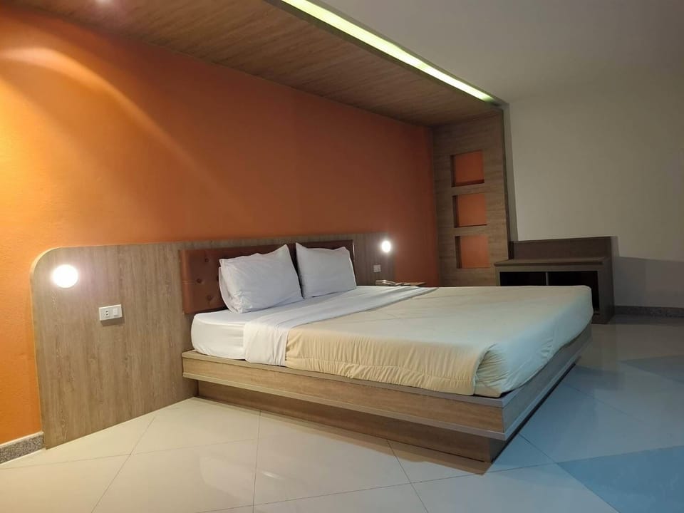 Business Room | Laptop workspace, blackout drapes, free WiFi, bed sheets