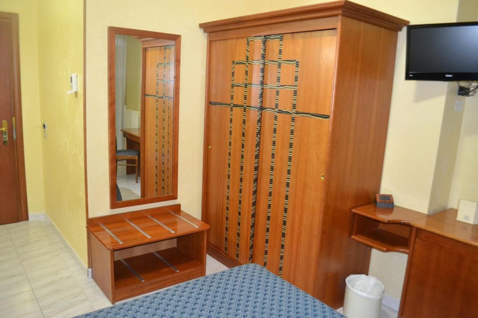 Minibar, free WiFi, bed sheets