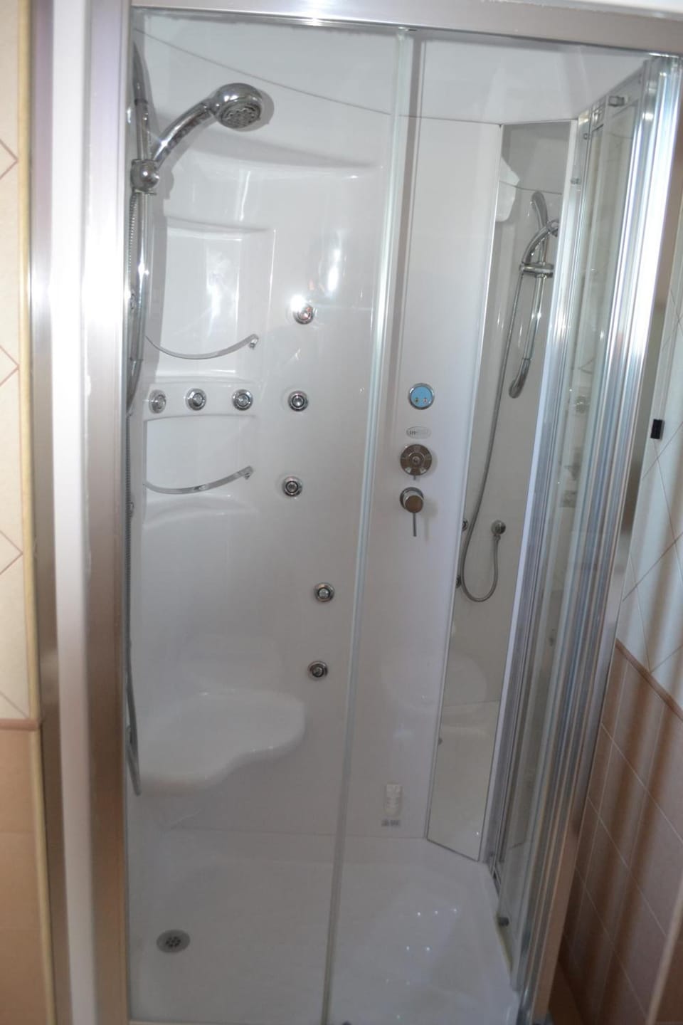 Bidet, towels