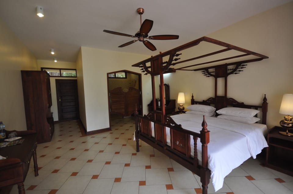 Superior Room, Garden View | In-room safe, desk, bed sheets