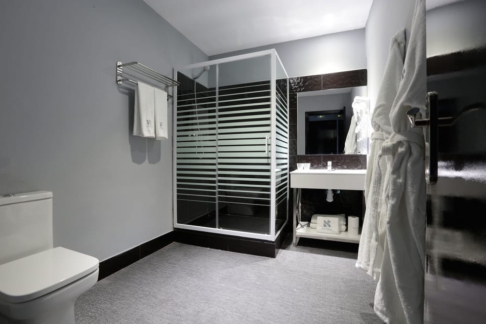 Suite (2 Adults + 2 Children) | Bathroom | Shower, free toiletries, towels