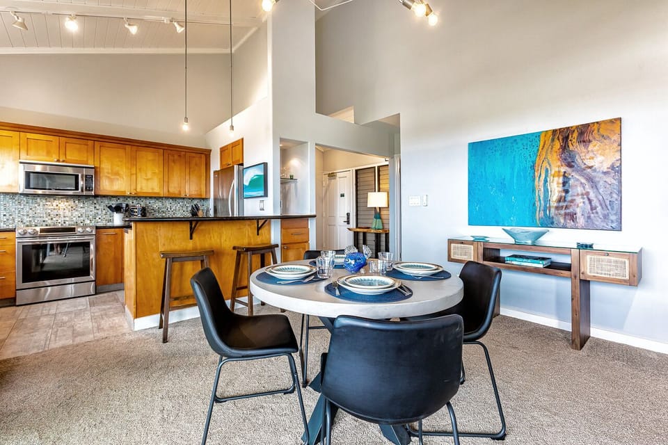 Wailea Ekolu 208 features gorgeous tropical decor!