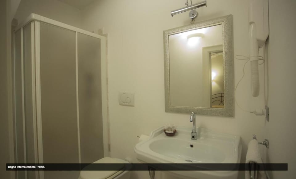Shower, rainfall showerhead, free toiletries, hair dryer