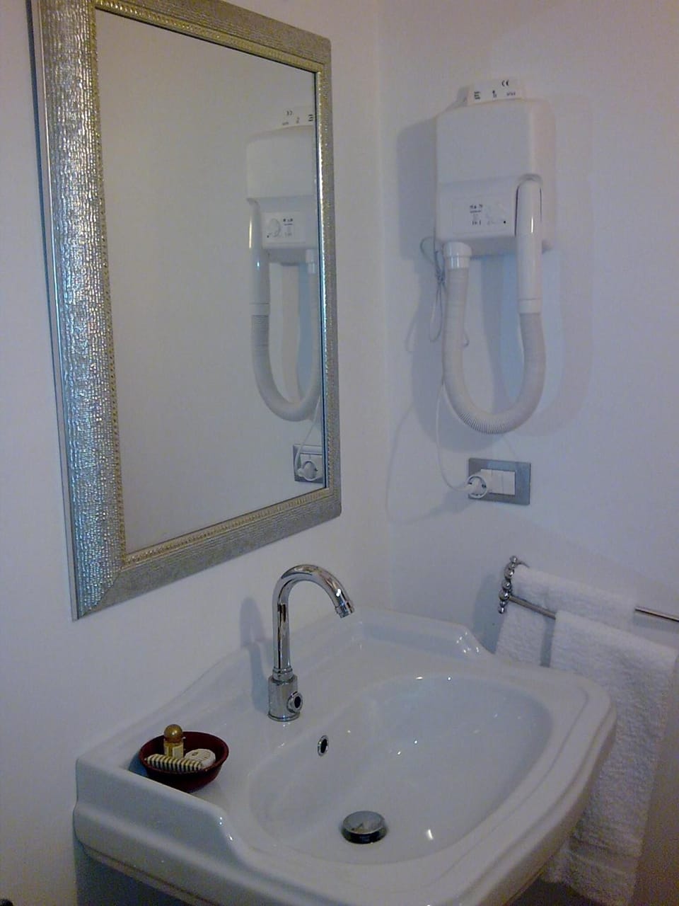 Shower, rainfall showerhead, free toiletries, hair dryer
