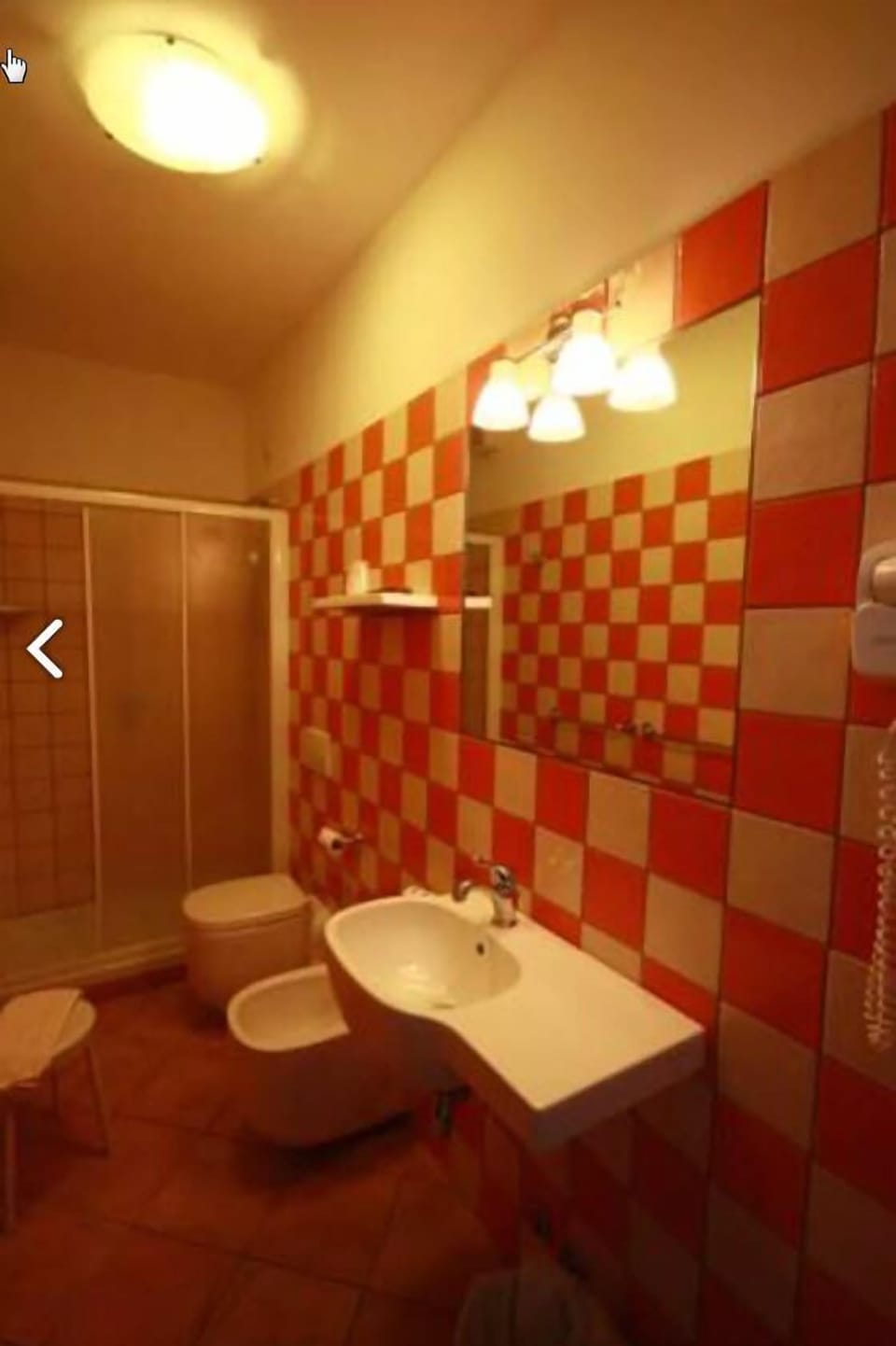 Shower, free toiletries, hair dryer, bidet