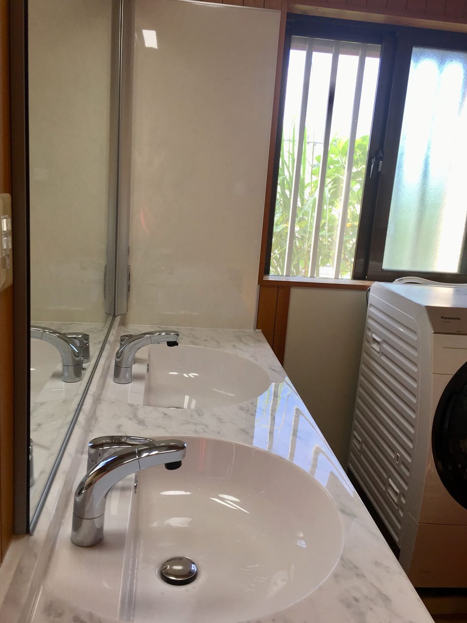 Combined shower/tub, hair dryer, slippers, towels