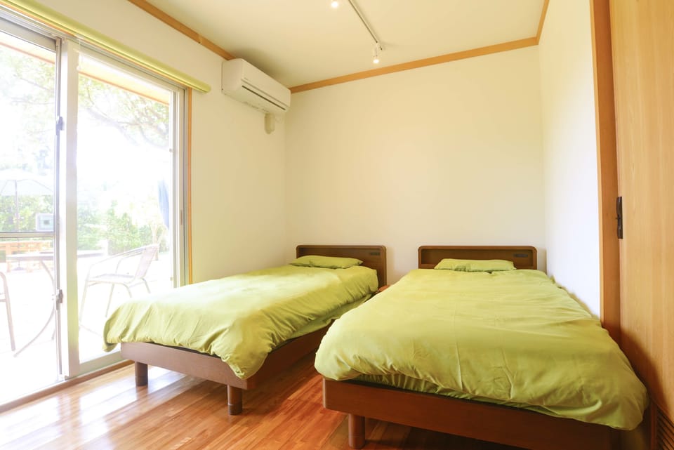 Room, 2 Twin Beds, Non Smoking | Individually decorated, individually furnished, desk, free WiFi