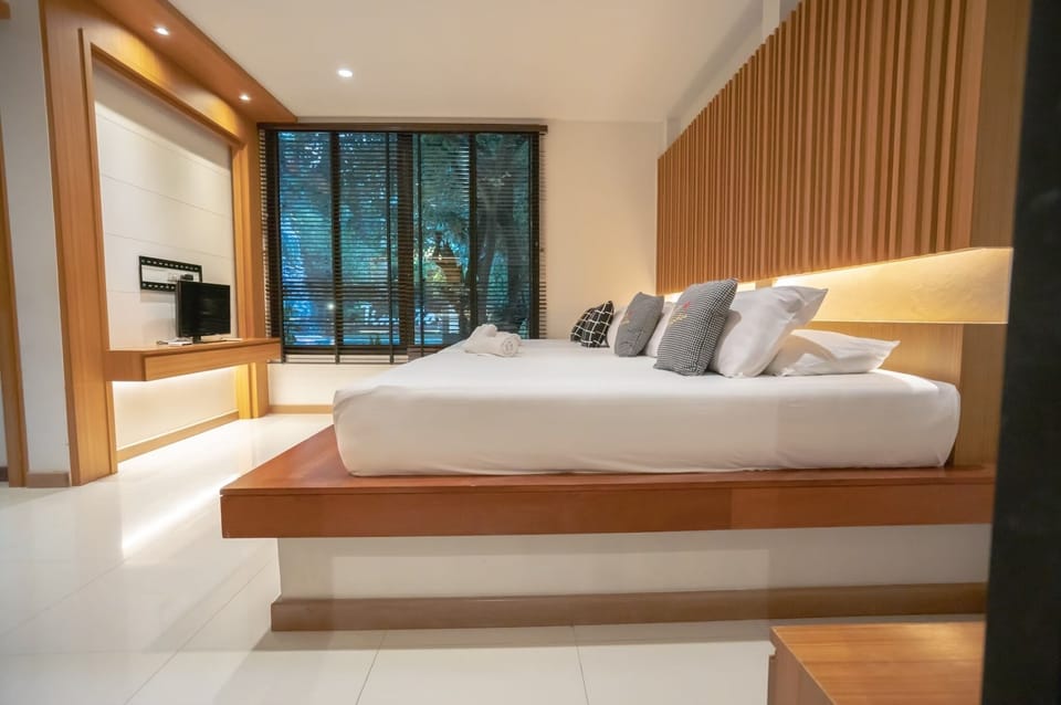 Family House, Pool View, Poolside | Blackout drapes, WiFi (free), bed sheets