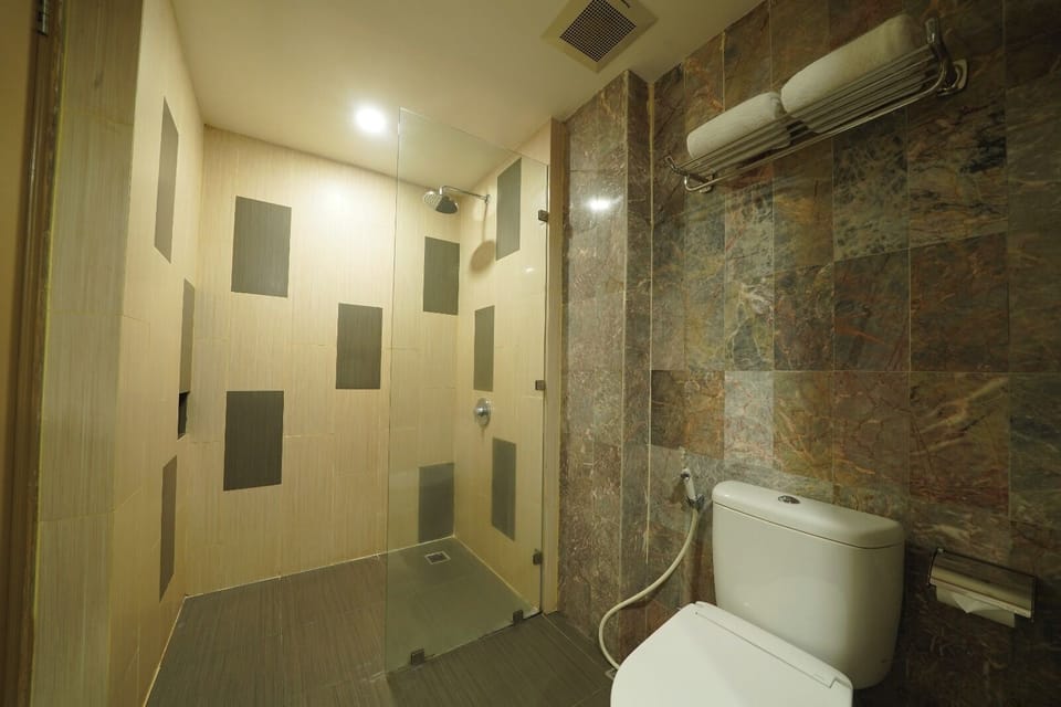 Deluxe Twin Room | Minibar, in-room safe, desk, blackout drapes