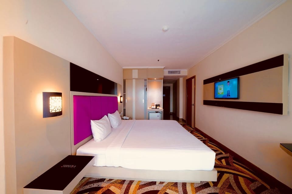 Superior Double Room | Minibar, in-room safe, desk, blackout drapes