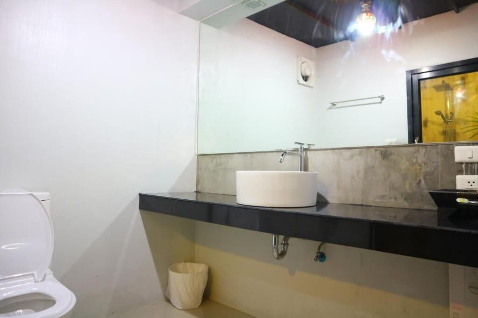 Shower, rainfall showerhead, free toiletries, hair dryer