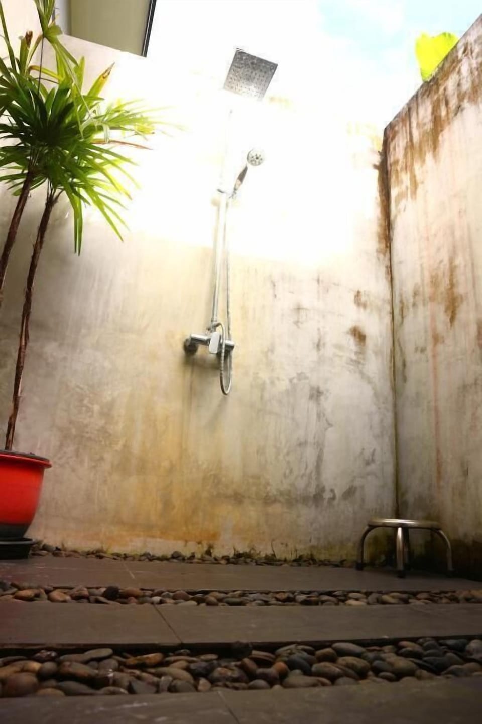 Shower, rainfall showerhead, free toiletries, hair dryer