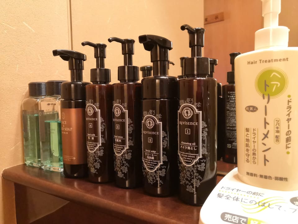 Separate tub and shower, hydromassage showerhead, free toiletries