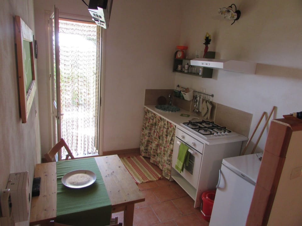 Studio | Private kitchenette | Fridge, oven, stovetop, cookware/dishes/utensils