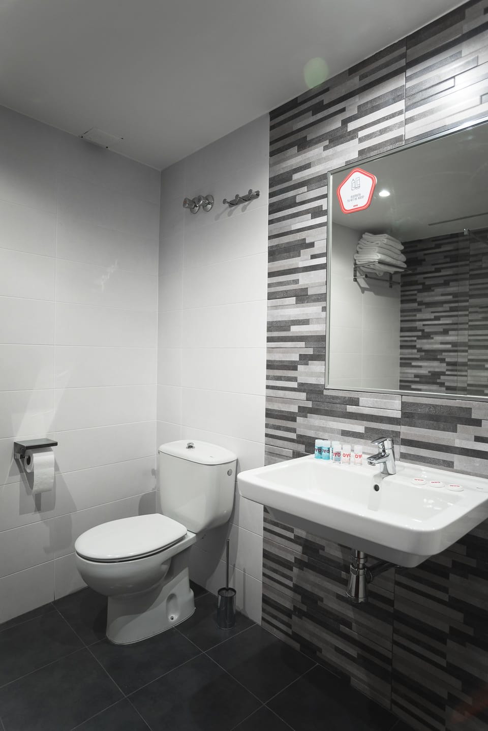 Suite | Bathroom | Shower, free toiletries, hair dryer, towels